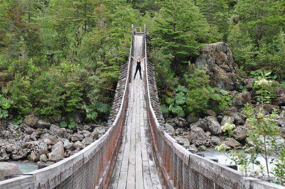 Enorme ponte pênsil em trilha no Parque Nacional Queulat, na Carretera Austral, no sul do Chile